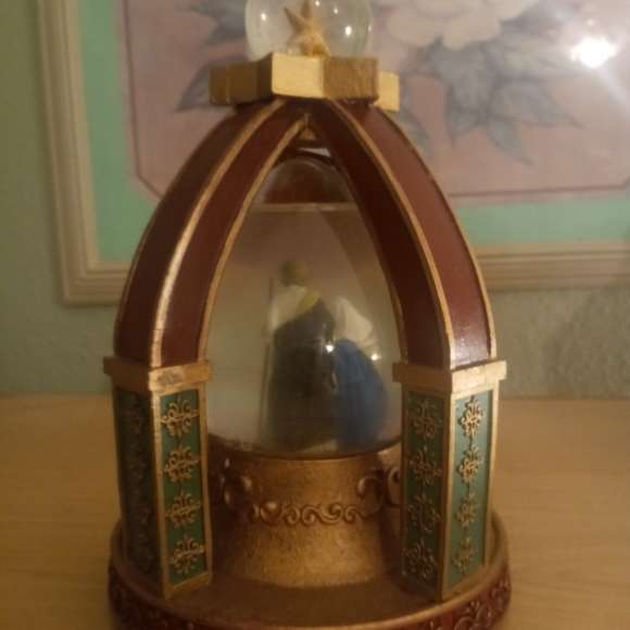 North Pole Trading Co. Musical Nativity Scene Snow Globe Plays "Silent Night" - Picture 7 of 10